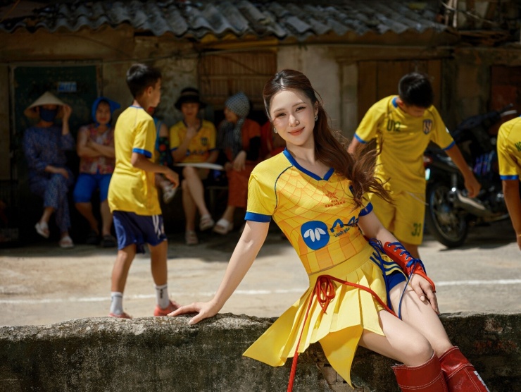 Màu sắc của đội tuyển Sông Lam Nghệ An xuyên suốt MV gái Nghệ từ đầu đến cuối.