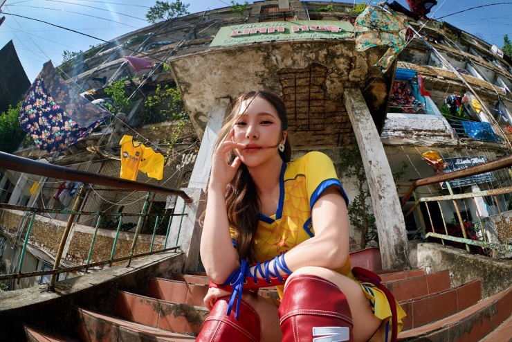 Hương Tràm biến chợ cá Cửa Lò thành sàn diễn, mang tinh thần bóng đá Sông Lam Nghệ An vào MV "gái NGHỆ" - 2