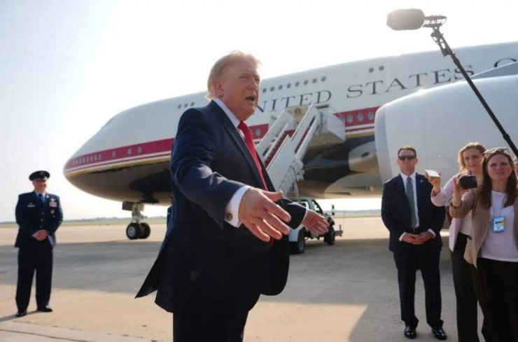 Ông Trump dành ít phút trả lời báo giới trước khi có chuyến bay đầu tiên trên Air Force One mới. Ảnh: AP