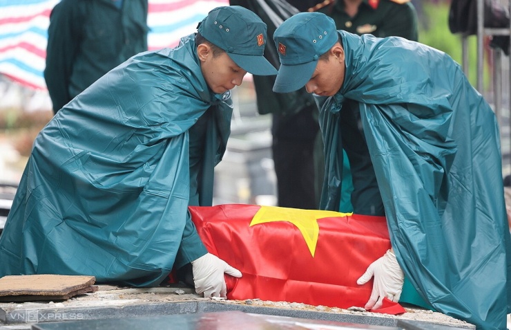 Bức chân dung cô gái, bình tông khắc tên trong mộ liệt sĩ khuyết danh - 9