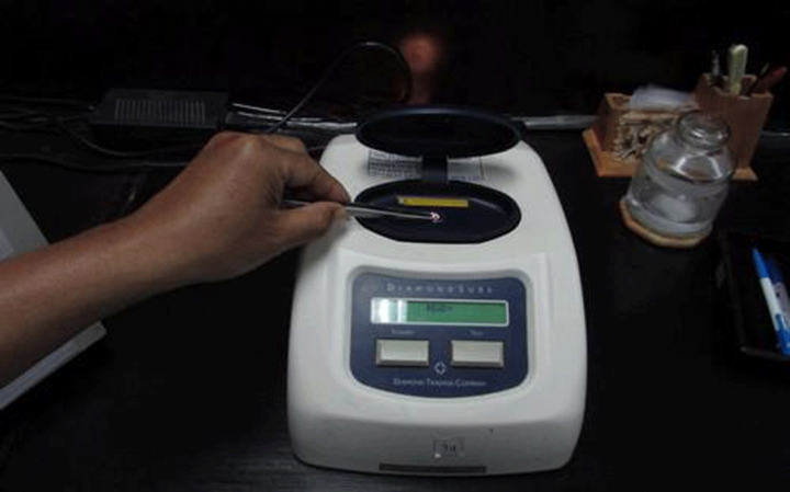Kiểm định kim cương tại PNJ-LAB. (Ảnh: PNJ LAB)