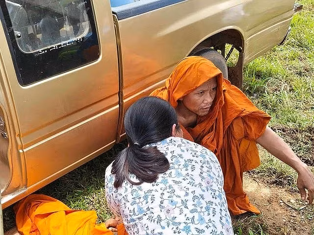 Một nhà sư bị thương được sơ cứu