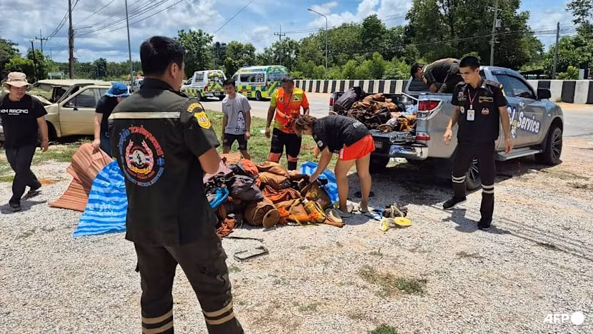 Người dân thu gom đồ sót lại của các nhà sư