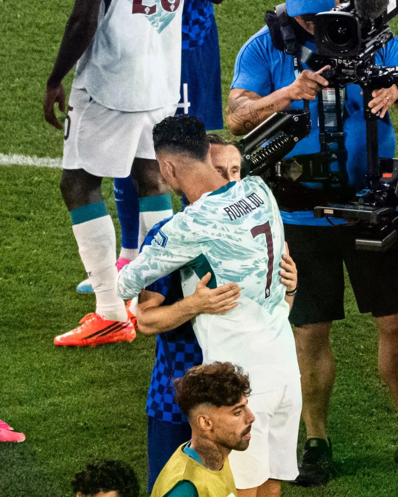 Cái ôm giữa Ronaldo và Modric trở thành hình ảnh giàu cảm xúc nhất trận đấu. Ảnh: AP.
