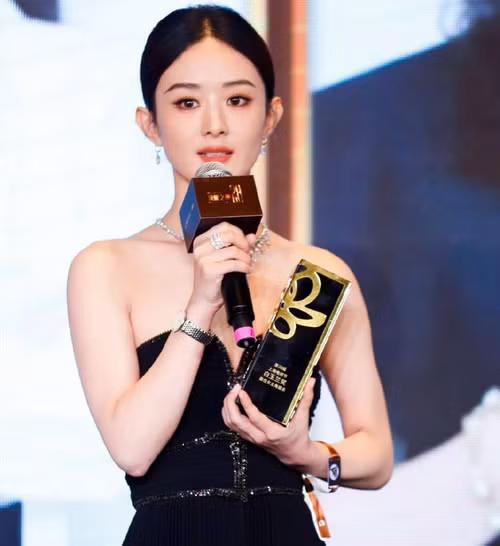Tâm trạng buồn của Triệu Lệ Dĩnh sau khi nhận ra đoạn video giới thiệu của cô đã bị tráo đổi.