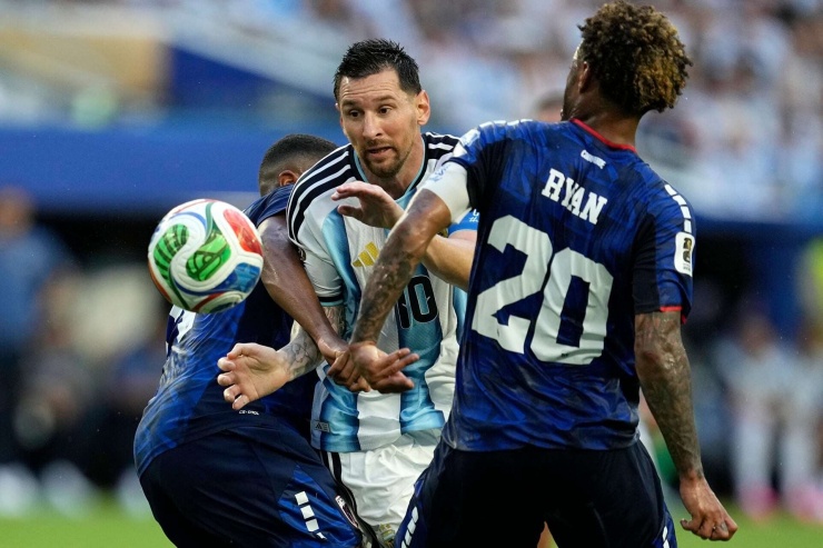  Messi và các đồng đội đã có một  trận khổ chiến trước Cape Verde. Ảnh: AP  