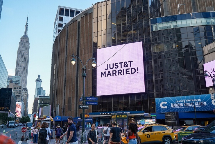 Bảng hiệu bên ngoài nhà thi đấu Madison Square Garden hiển thị dòng chữ "JUST&T MARRIED!" sau khi Taylor Swift và Travis Kelce được công bố chính thức là vợ chồng. Ảnh: AP