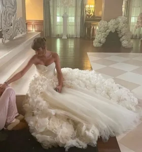 Taylor Swift diện đầm cưới Dior trong hôn lễ