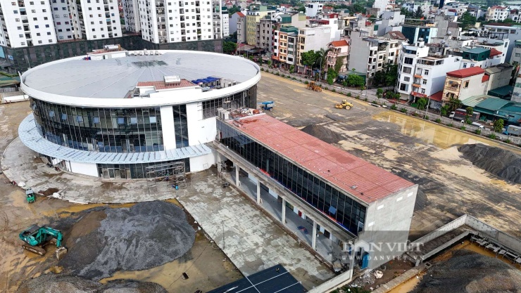 Công trình nằm trên trục đường Vành đai 3, tuyến giao thông huyết mạch của thành phố Hà Nội, nơi này cách bến xe Nước Ngầm 2km, cách bến xe Giáp Bát khoảng 5km.