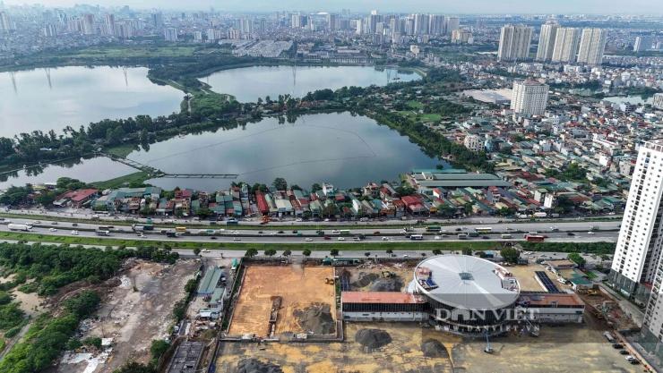 Đầu năm 2025, Thành phố Hà Nội đã có quyết định cho Công ty cổ phần bến xe Thanh Trì thuê 27.577,3m2 đất tại phường Yên Sở để thực hiện Dự án xây dựng bến xe khách Yên Sở, thời hạn sử dụng đất đến hết ngày 30/12/2066. Bến xe khách Yên Sở, với tổng mức đầu tư gần 120 tỷ đồng, là dự án quan trọng được quy hoạch nhằm giảm tải cho Bến xe Giáp Bát. Hình ảnh ghi nhận ngày 3/7.