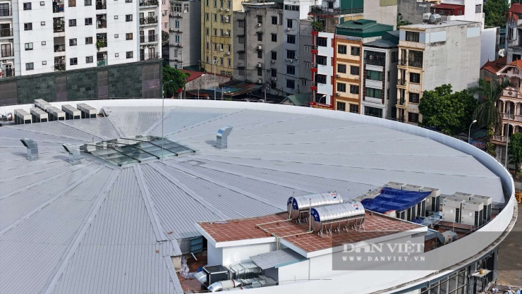 Hiện phần mái của toà nhà này đã được lắp đặt xong, phía dưới khu vực này là dầm, khung sắt.