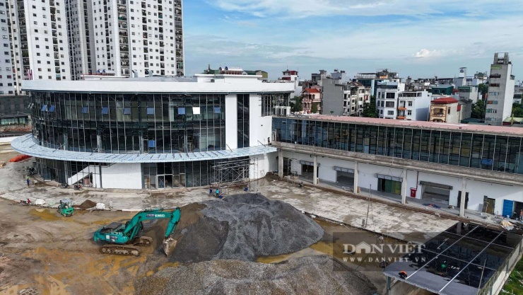 Đây cũng là công trình bến xe khách đầu tiên của Hà Nội có thiết kế tầng hầm rộng khoảng 5.000m2 được dùng làm nơi trông giữ xe cho hành khách.