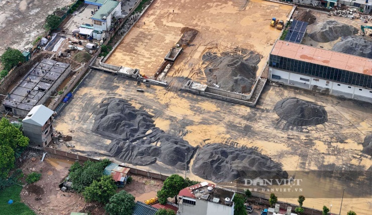 Xung quanh dự án đang được san lấp, thảm nhựa, bê tông và trồng cây xanh.