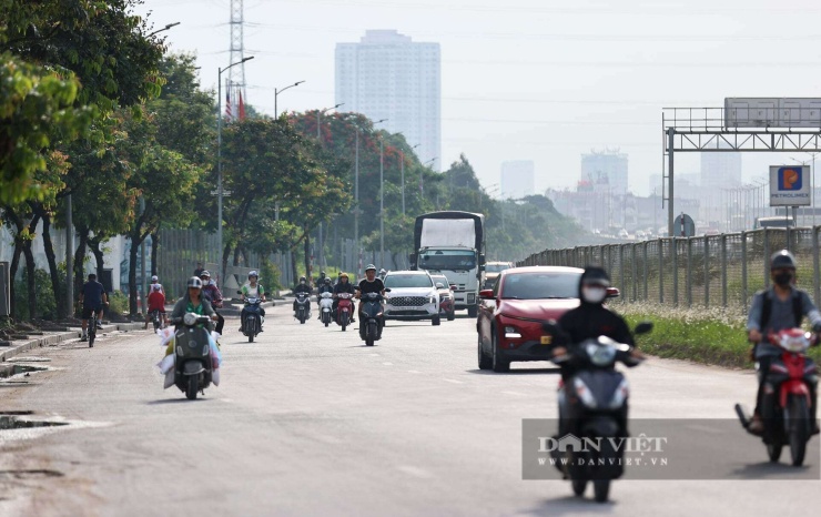 Đường Vành đai 3 trên cao và dưới thấp có lưu lượng người tham gia giao thông rất đông cả ngày lẫn đêm.