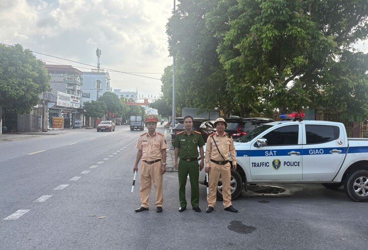 Tổ Công tác CSGT Cầu Nghìn cùng Công an xã Thụy Anh kịp thời cứu người gặp nạn. Ảnh: Cơ quan công an.