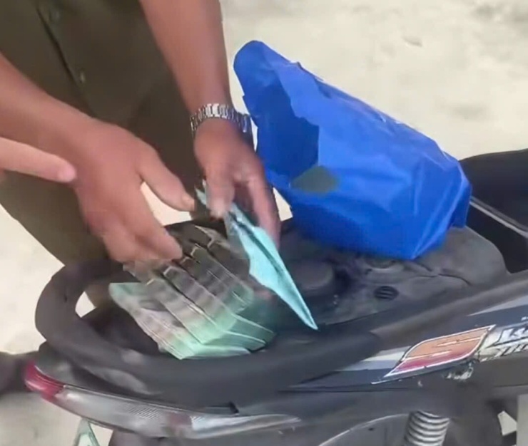 Số tiền gần 400 triệu đồng của nạn nhân để trong cốp xe mô tô. Ảnh: Cắt từ clip.