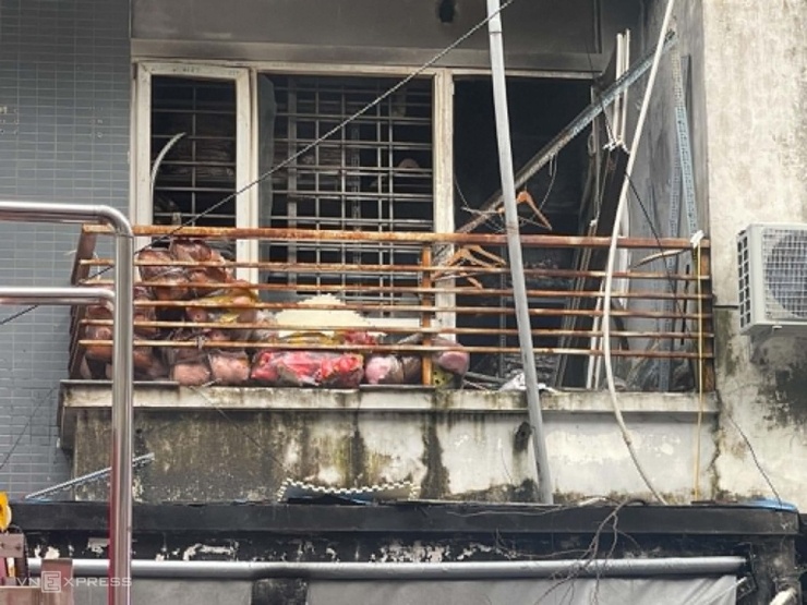 Tầng 2 ngôi nhà cháy chứa đầy đồ nội thất, xếp tràn ra cả ban công. Ảnh: Việt An