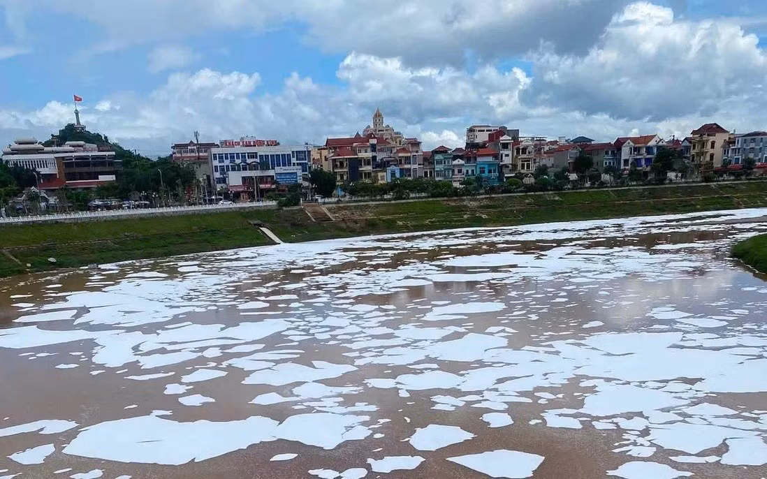 Công an vào cuộc vụ bọt trắng xoá như băng trên sông Kỳ Cùng