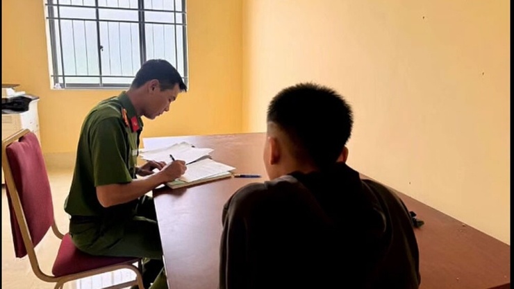 Công an làm việc với nam thiếu niên&nbsp;