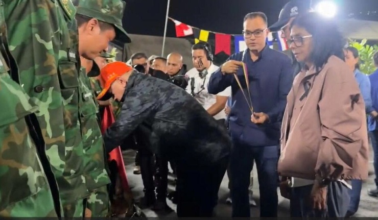 Tổng thống lâm thời Venezuela đến tận nơi thăm hỏi, động viên đoàn Việt Nam.
