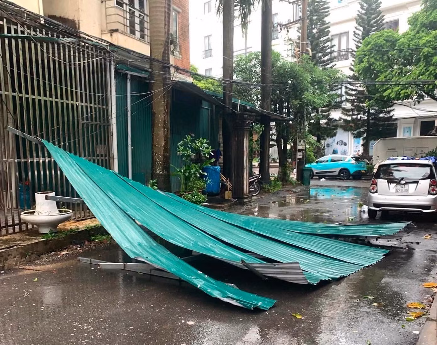 Nhiều mái nhà, công trình dân sinh bị tốc mái, hư hỏng, trong khi một số cây xanh bị bật gốc, gãy đổ.
