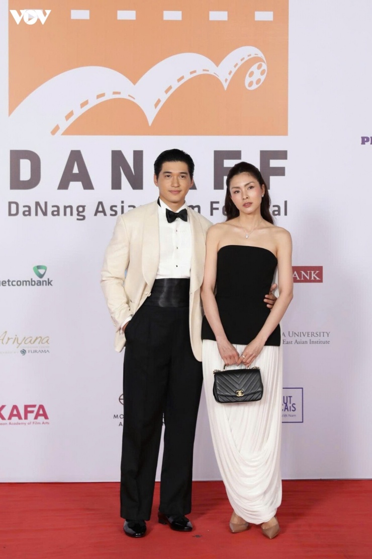 Sánh đôi cùng cô, Ma Ran Đô diện tuxedo cách điệu với áo vest màu kem phối sơ mi trắng, nơ đen và quần âu cạp cao màu đen. Nam diễn viên chọn kiểu tóc chải gọn, tạo tổng thể lịch lãm, cổ điển khi xuất hiện trên thảm đỏ.