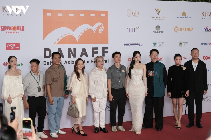 Đạo diễn Đỗ Quốc Trung cùng đoàn phim Phí phông: Quỷ máu rừng thiêng