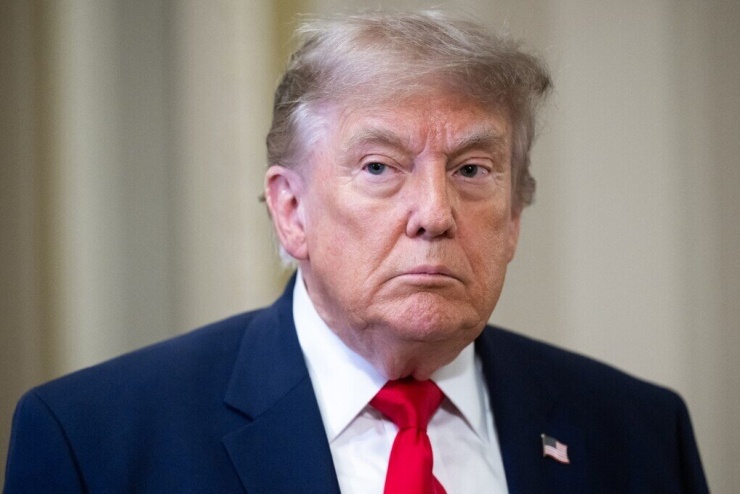 Tổng thống Mỹ Donald Trump phát biểu trước báo giới trên đường đến Điện Capitol ở Washington, DC, ngày 24/6. Ảnh: AFP
