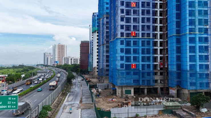Dự án này nằm ven cao tốc Pháp Vân - Cầu Giẽ, cửa ngõ giao thông sôi động ở phía nam Hà Nội. Theo chủ đầu tư, công trình này được đẩy nhanh tiến độ và sẽ hoàn thành trong năm 2026.