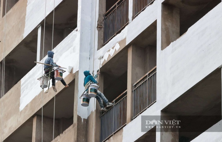 Hình ảnh các công nhân sơn sửa các toà nhà thuộc khu nhà học sinh, sinh viên tại Pháp Vân - Tứ Hiệp tháng 10/2025.