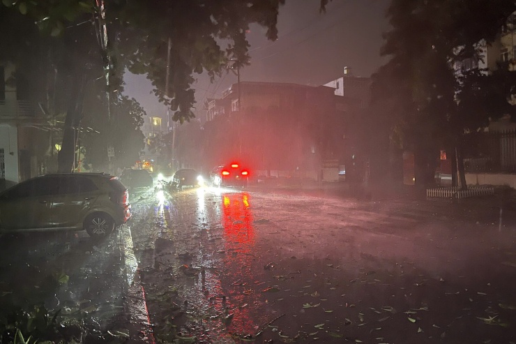 Nhiều khu vực ở phường Móng Cái 1, Móng Cái 2, Móng Cái 3 mất điện cục bộ. Ảnh: Đ.X