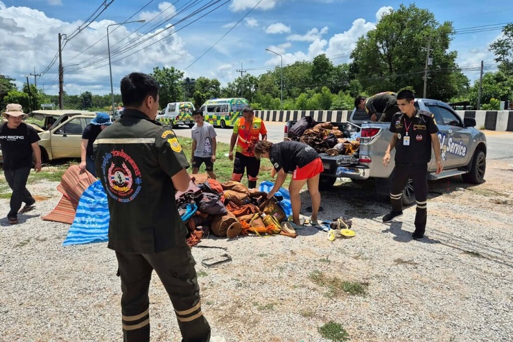 Hiện trường vụ bé trai tông xe vào nhóm nhà sư ở tỉnh Mukdahan phía đông bắc Thái Lan ngày 2/7. Ảnh: AFP