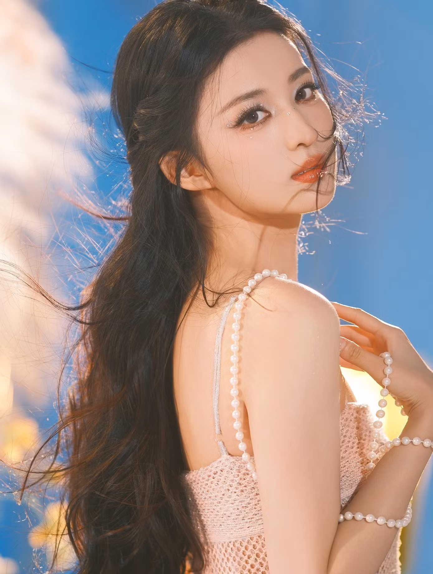 Vương Sở Nhiên bắt buộc phải tươi cười mọi lúc mọi nơi để tránh bị nghi ngờ có thái độ khó gần.