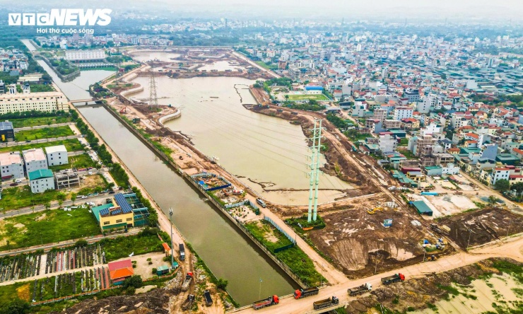 Ở cửa ngõ phía Tây, hồ điều hòa Yên Nghĩa 1 cũng đang dần hoàn thiện sau khi khởi công cuối tháng 1 năm nay. Công trình có diện tích khoảng 20ha, tổng mức đầu tư 858 tỷ đồng.