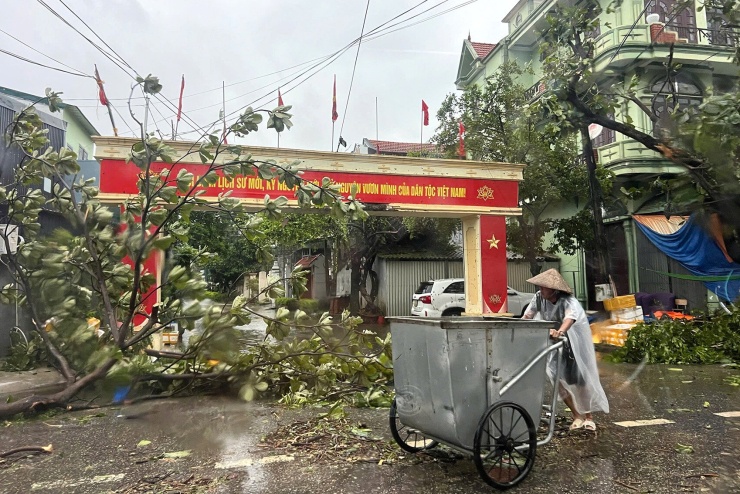 Lực lượng chức năng và người dân đang tích cực dọn dẹp cây xanh gãy đổ. Ảnh: Nguyễn Hậu