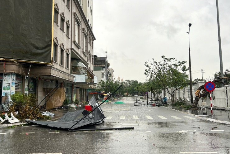 Móng Cái ngổn ngang sau bão số 1, lũ đang về trên sông Ka Long - 7