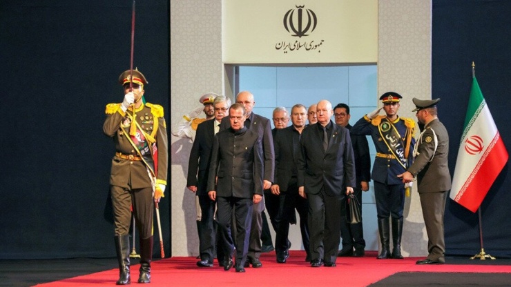 Ông Medvedev nói Iran có 'công cụ răn đe mới' mạnh ngang vũ khí hạt nhân - 1