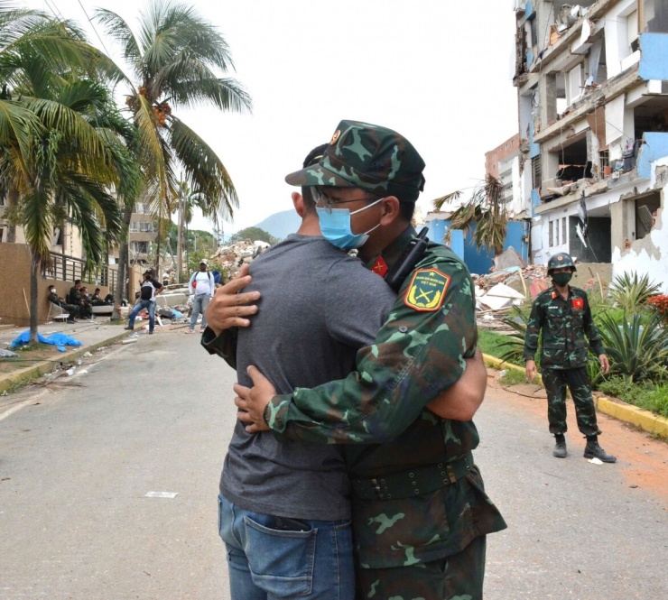 Anh Oscar Fernandez cảm ơn bộ đội Việt Nam đã giúp tìm kiếm và đưa thi thể mẹ anh ra khỏi công trình đổ sập, ngày 4/7 (giờ địa phương).