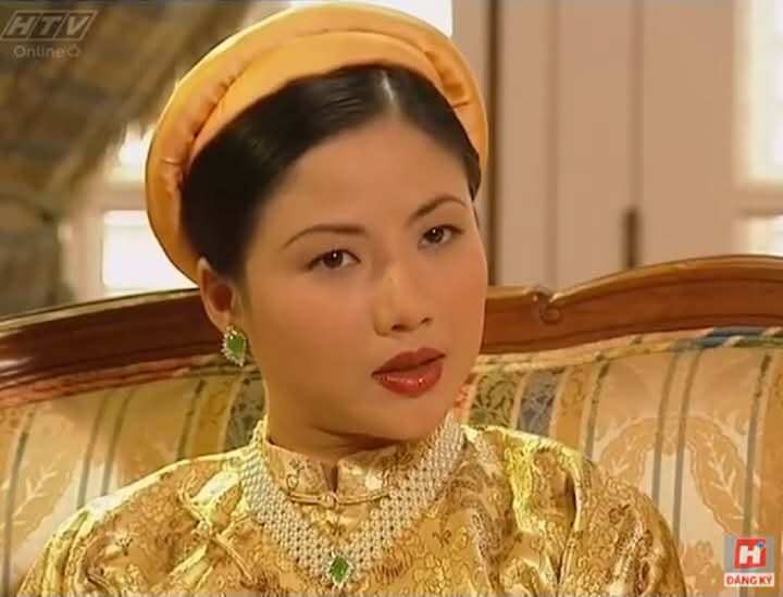 Nam Phương hoàng hậu trong phim "Ngọn nến hoàng cung" do Trần Yến Chi thể hiện. Ảnh: FBNV