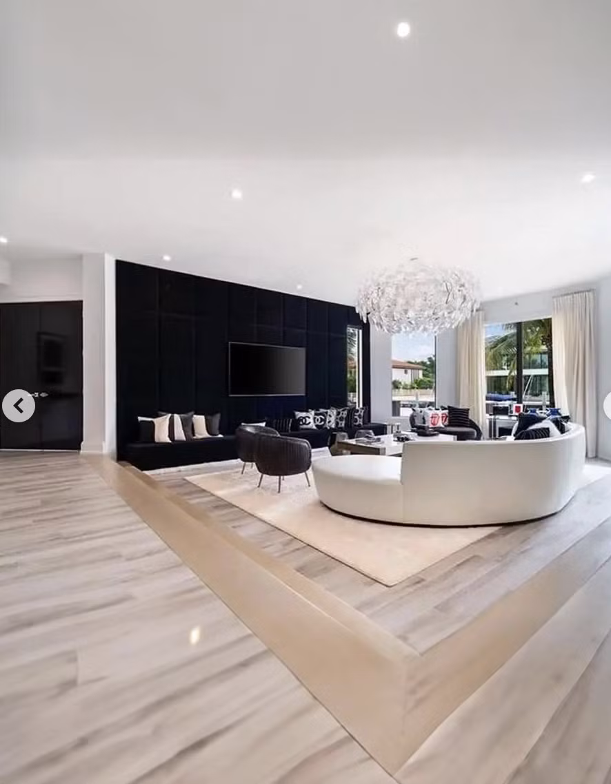 Messi chuyển đến biệt thự gần sân đấu, giá nhà hàng xóm tăng vọt - 6