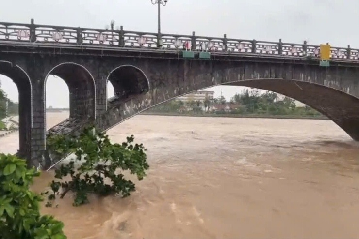 Lũ trên sông sau bão số 1 có thể dâng tới 6m, 8 tỉnh khẩn trương ứng phó - 1
