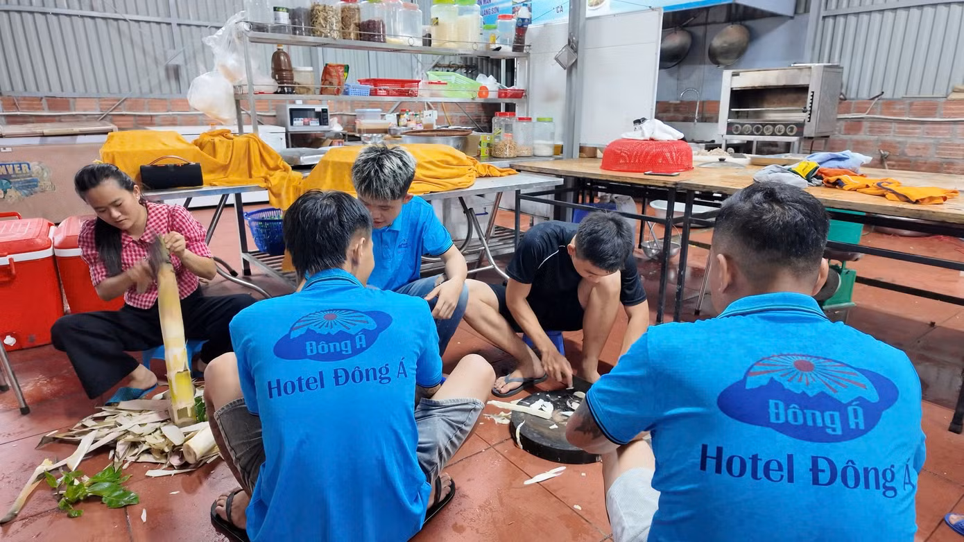 Nhân viên khách sạn chung tay chế biến đãi khách.