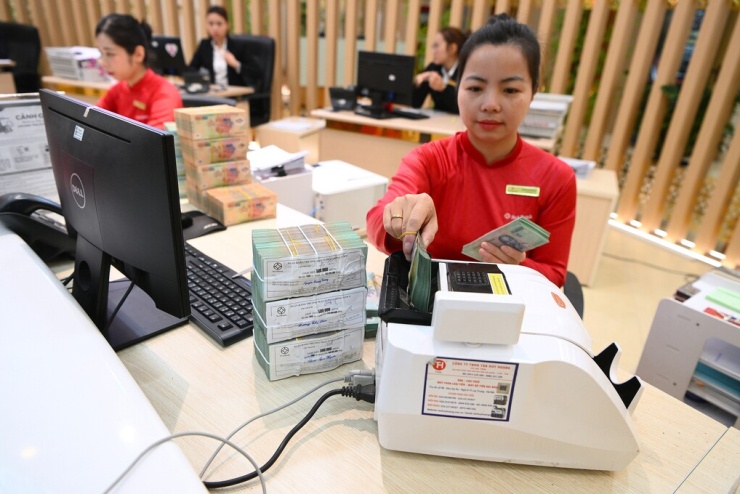 Giao dịch tiền mặt tại một ngân hàng. Ảnh: Giang Huy