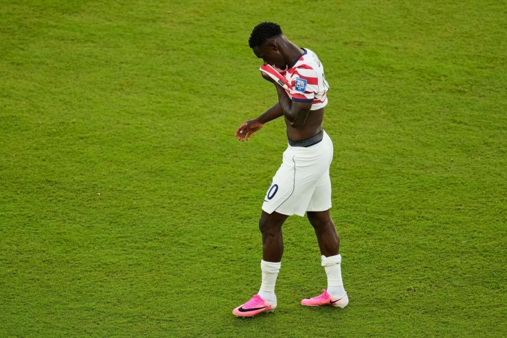 Folarin Balogun phải nhận thẻ đỏ ở trận Mỹ vs Bosnia. Ảnh: AP.