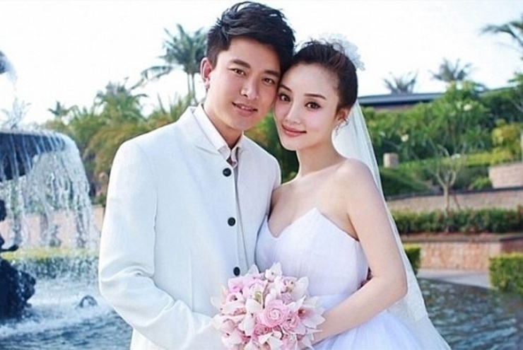 Lý Tiểu Lộ kết hôn cùng Giả Nãi Lượng năm 2011 và sau đó cặp đôi có 1 cô con gái.