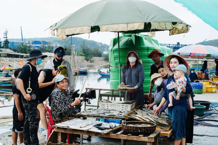 Người dân Nghệ An chờ mưa gió tạnh để cùng Hương Tràm hoàn thành các cảnh quay. Ảnh: FBNV