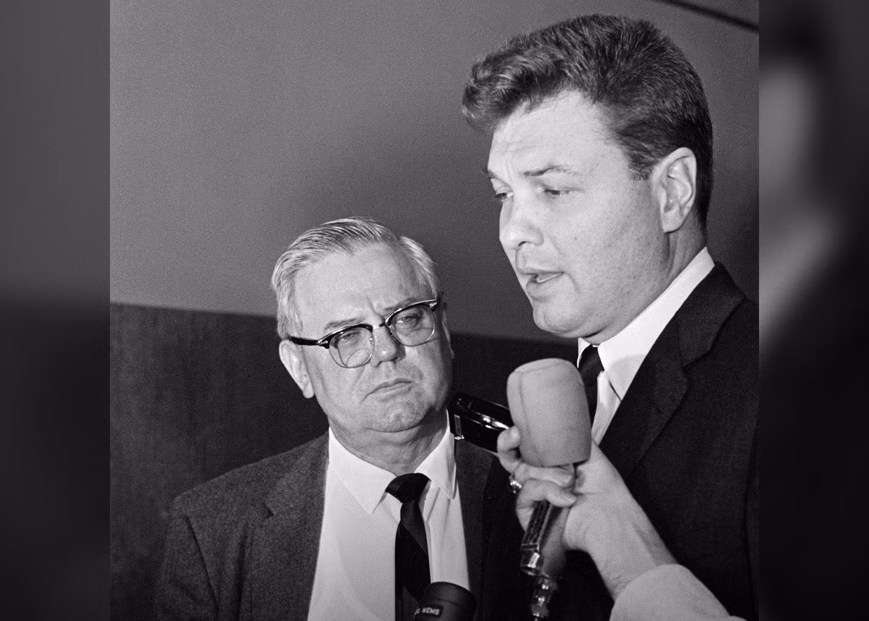Bác sĩ tâm thần Louis Jolyon West (phải) có liên quan dự án tuyệt mật MKULTRA. Ảnh: AP.