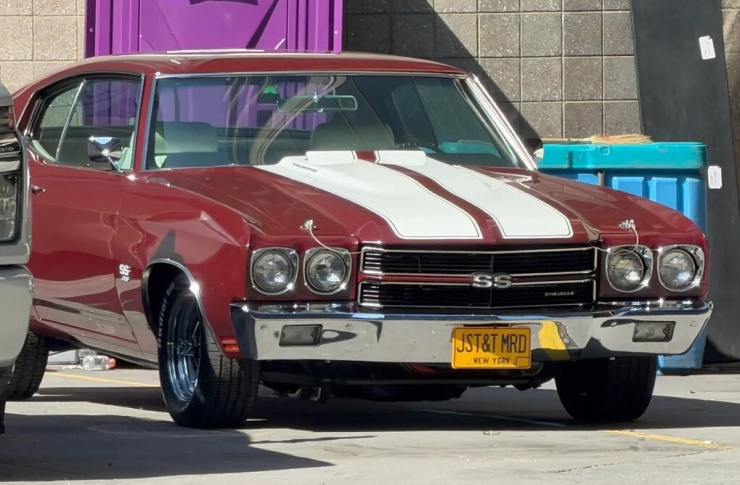 Chiếc Chevrolet Chevelle SS mui trần đời 1970 mang biển số New York "JST&T MRD" đậu bên ngoài nhà thi đấu hôm 4/7. Ảnh: Page Six