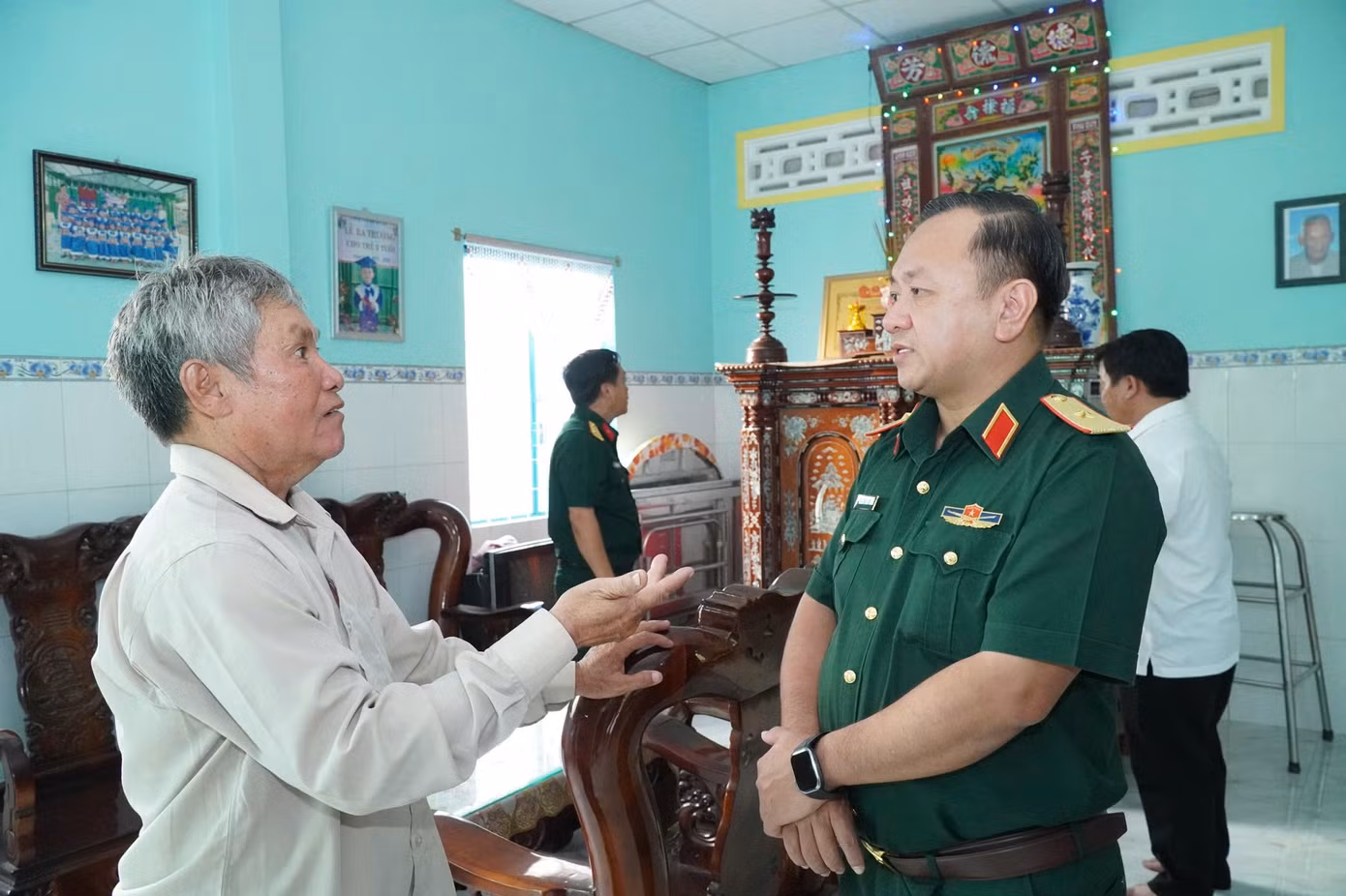 Đoàn công tác Bộ Tư lệnh TP.HCM lắng nghe gia đình chia sẻ về quá trình tìm kiếm liệt sĩ Huỳnh Văn Quên. Ảnh: Bộ Tư lệnh TPHCM.