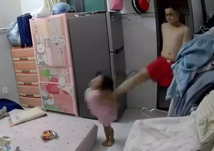 Bé gái bị người tình của mẹ bạo hành. Ảnh cắt từ video
